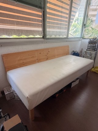 Sofá-cama madera con colchón de polipiel