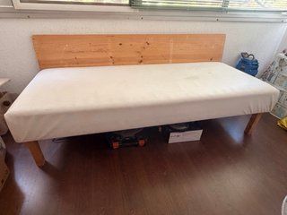 Sofá-cama madera con colchón de polipiel
