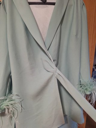 Conjunto verde plumas blazer y pantalón