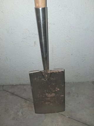 Pala de jardinero con mango de madera