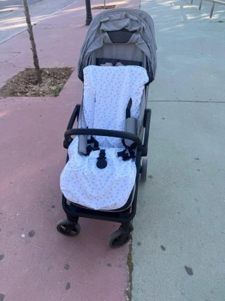 Silla de paseo gris con funda estampada
