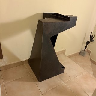 Escultura metálica moderna