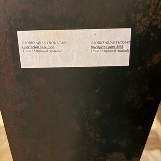 Escultura metálica moderna