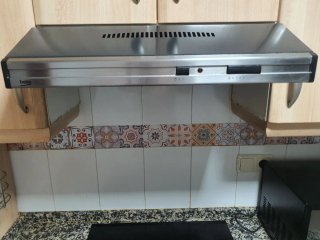 Campana extractora Beko gris y negro.