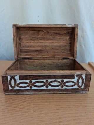 Caja de madera decorada baul