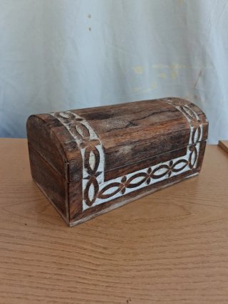 Caja de madera decorada baul
