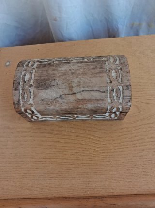 Caja de madera decorada baul