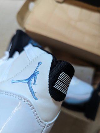 Jordan Retro 11 Blanco y Azul