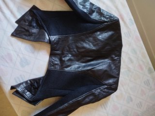 Cazadora de piel negra
