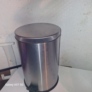 Cubo de basura metálico con pedal