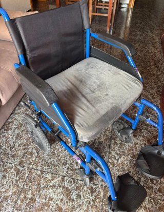 Silla de ruedas azul.