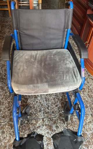 Silla de ruedas azul.