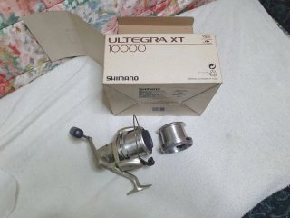 Caña y carrete de surf casting
