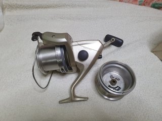 Caña y carrete de surf casting