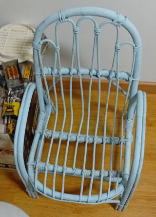Silla mimbre infantil azul nvejecida y buen estado