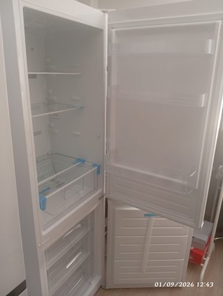 Nevera nueva con pequeños arañazos