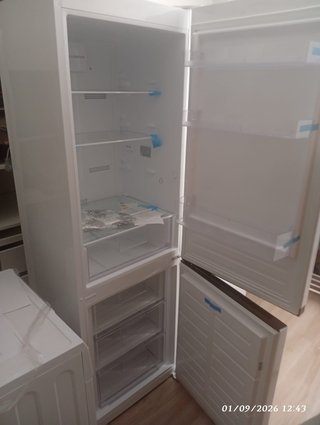 Nevera nueva con pequeños arañazos