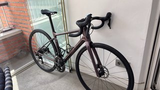 Bicicleta de carretera Liv morada
