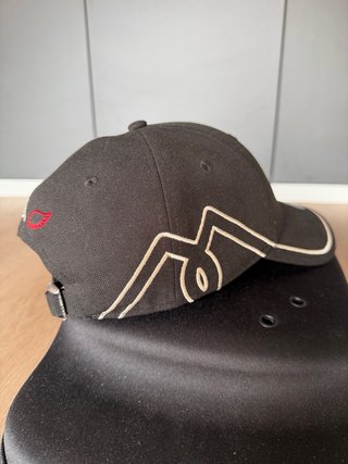 Gorra New Era Duki Negra y Roja Edicion limitada