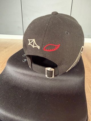 Gorra New Era Duki Negra y Roja Edicion limitada