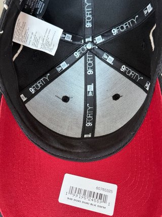 Gorra New Era Duki Negra y Roja Edicion limitada