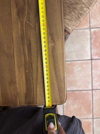 Mesa de comedor de madera y sillas