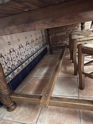 Mesa de comedor de madera y sillas