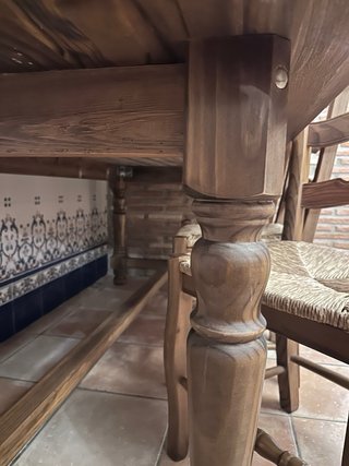 Mesa de comedor de madera y sillas