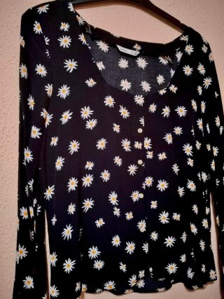 Camisa negra con estampado de margaritas