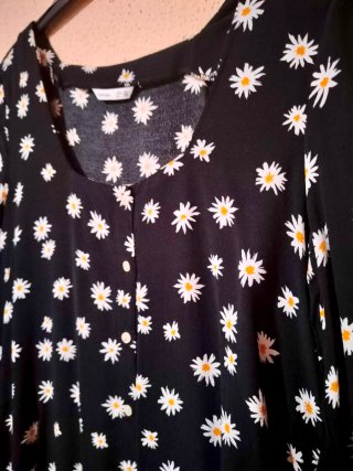 Camisa negra con estampado de margaritas