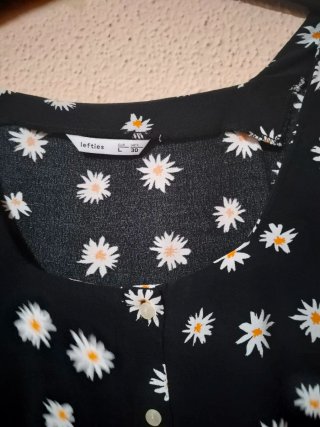Camisa negra con estampado de margaritas