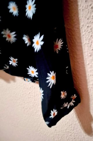 Camisa negra con estampado de margaritas