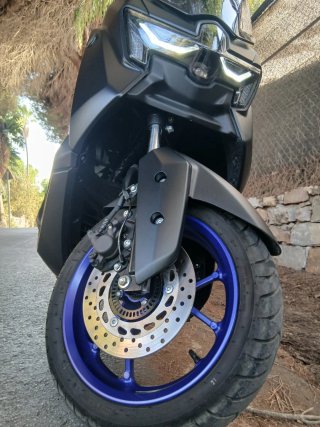 Yamaha N-max 125 Scooter Negra y Azul