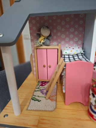 Casa de muñecas de madera