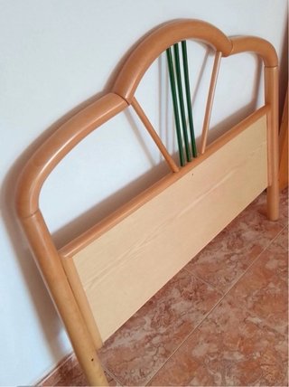 Estantería y cabecero de madera