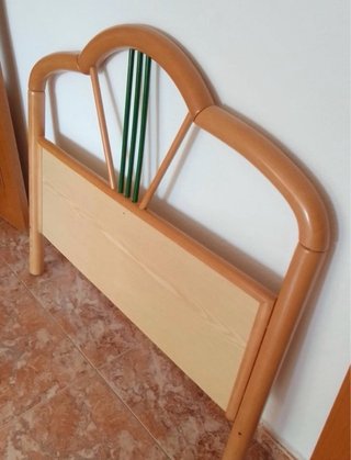 Estantería y cabecero de madera