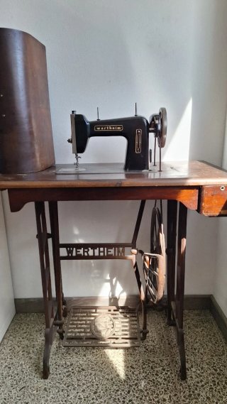 Máquina de coser antigua Wertheim