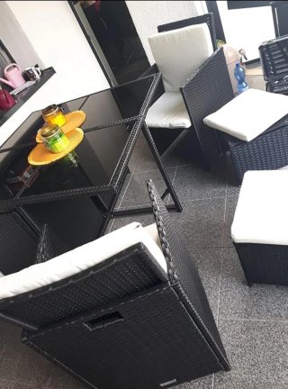 Mesa y 4 sillones ratán con cojines