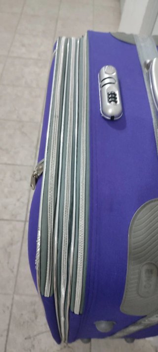 Maleta grande morada con detalles plateados