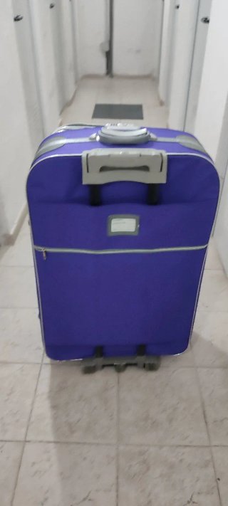 Maleta grande morada con detalles plateados