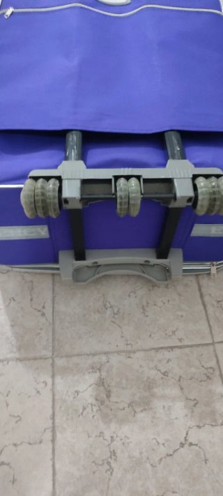 Maleta grande morada con detalles plateados