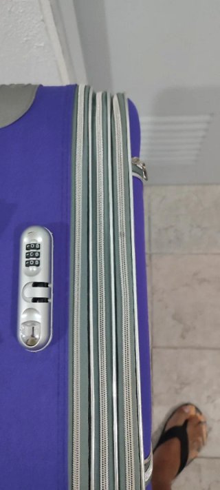 Maleta grande morada con detalles plateados