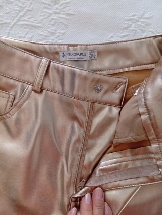 Pantalón flare dorado