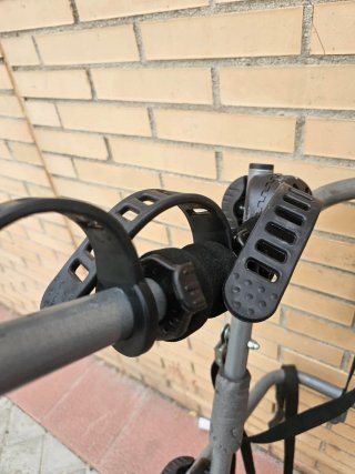 Portabicicletas con correas y ganchos