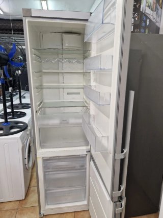 Nevera marca ELECTROLUX altura 2 metro ancho 60cm