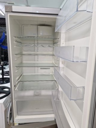 Nevera marca ELECTROLUX altura 2 metro ancho 60cm