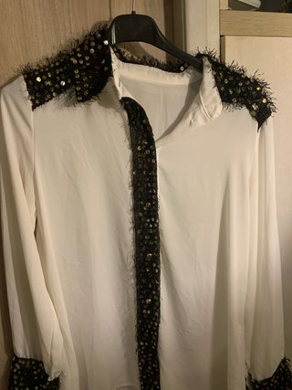 Camisa blanca con lentejuelas doradas