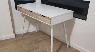 Escritorio blanco y madera con 3 cajones