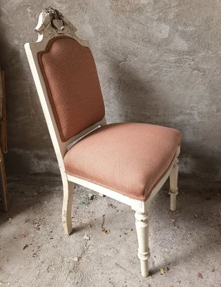 Silla tapizada rosa y blanca Dos unidades 50 euros
