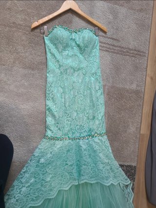 Vestido largo verde con pedrería